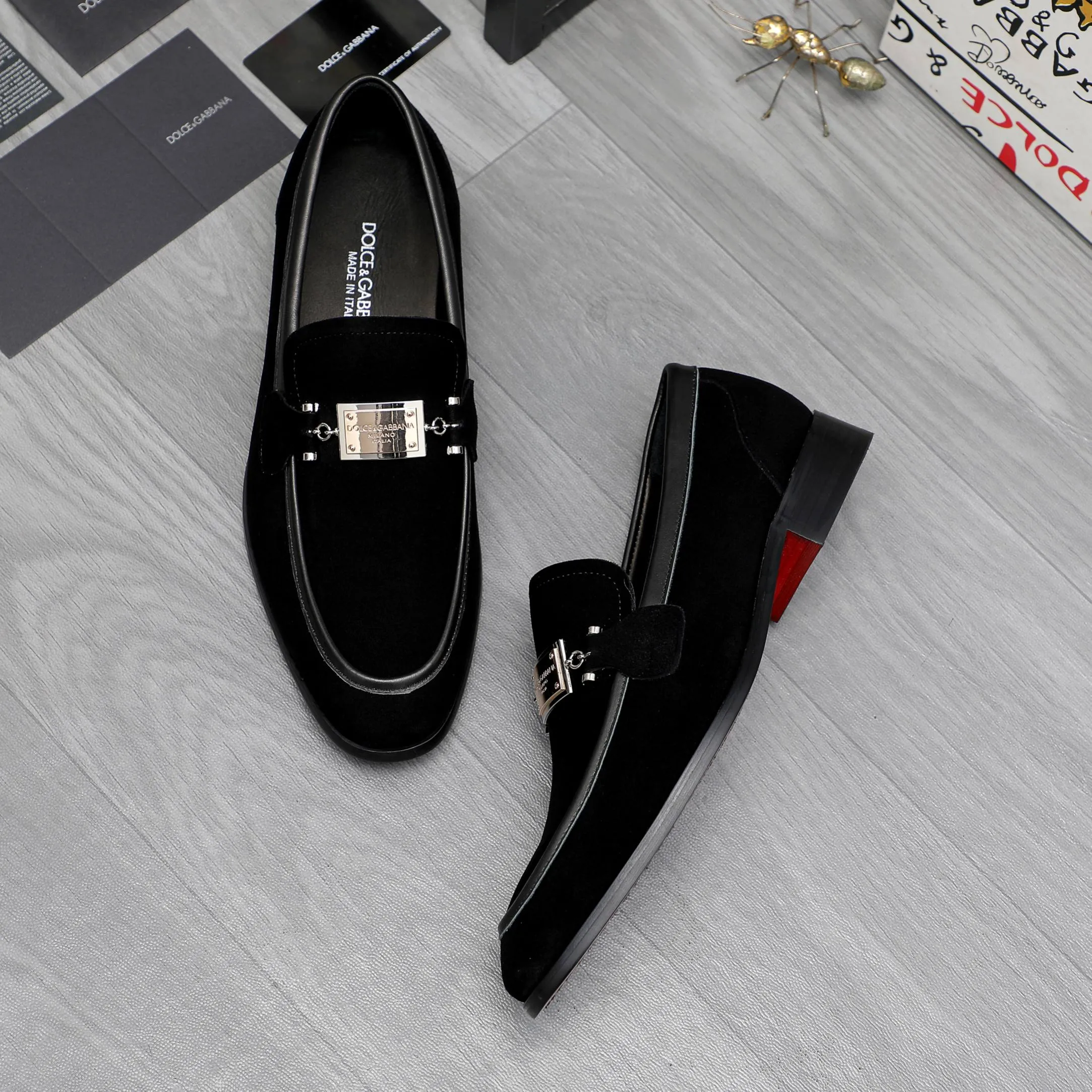 Men's shoes 💰500 Product trademark: DG (Dolce & Gabbana) business casual leather shoes Regular size: 38-45 (45 is custom-made and non-returnable) Product materials: Selected frosted cowhide upper, cowhide lining, original outsole